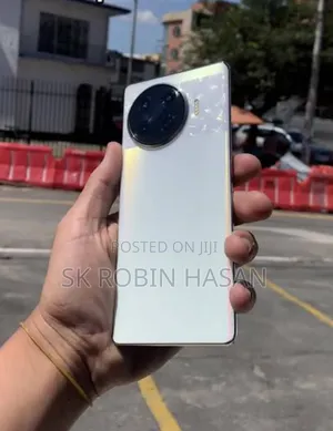Photo - Tecno Spark 20 Pro Plus 256 GB White