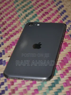Photo - Apple iPhone SE (2020) 128 GB Black