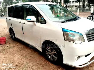 Photo - Toyota Noah 2.0 158hp FWD (7 Seater) 2012 White