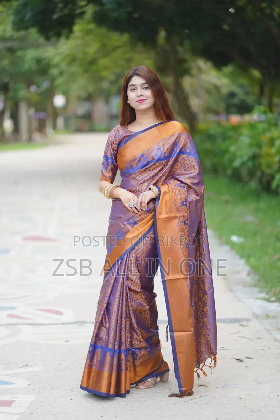 হাই কোয়ালিটি কাঞ্জিভরম সিল্ক শাড়ি দেয়ার ইজ ব্লাউজ পিস।