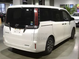 Toyota Esquire 2020 Pearl