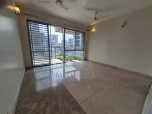 4bdrm Apartment in Semi Furnished for rent