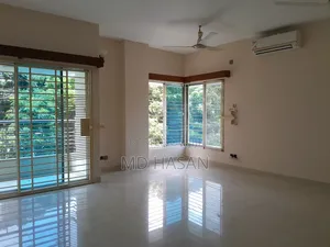 4bdrm Apartment in Semi Furnished for rent