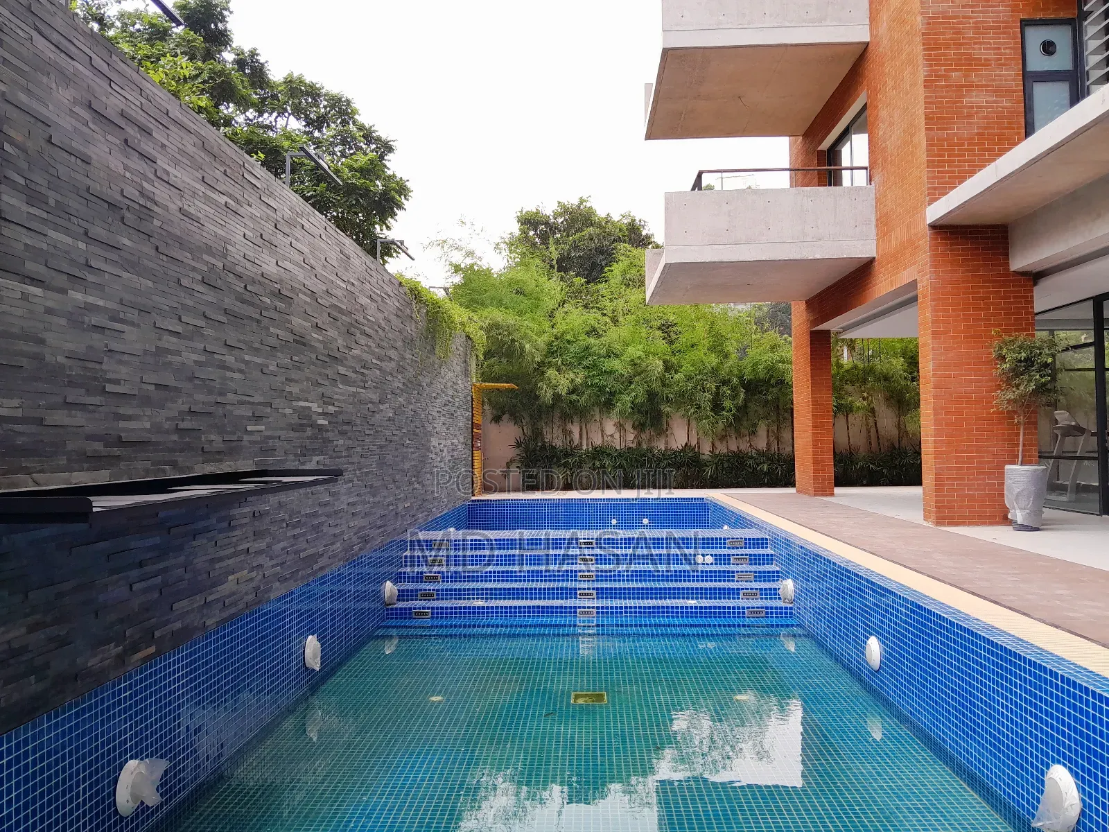 4bdrm Apartment in Semi Furnished for rent