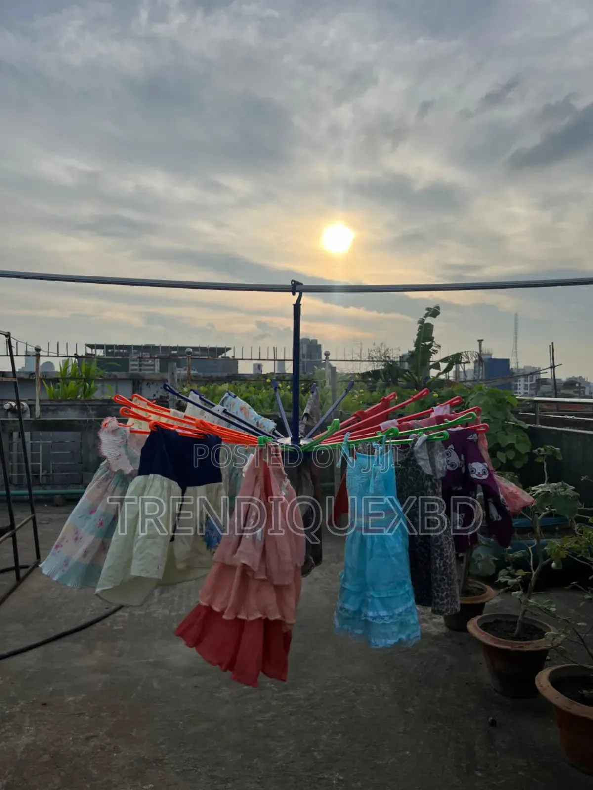 360° Rotating Umbrella Style Clothes Hanger With 20 Clips