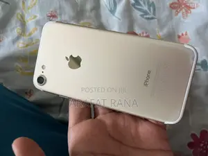 Photo - Apple iPhone 7 32 GB Gold