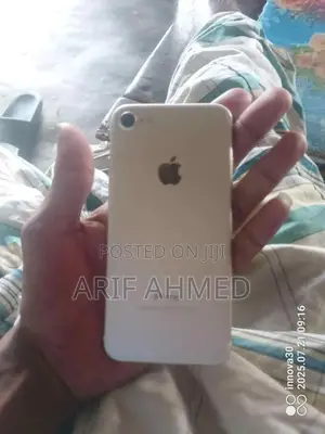Photo - Apple iPhone 7 128 GB Silver