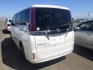 Toyota Esquire 2.0 FWD (8 seater) 2019 Pearl