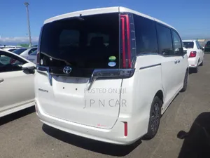 Toyota Esquire 2.0 FWD (8 seater) 2019 Pearl