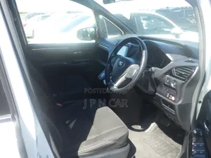 Toyota Esquire 2.0 FWD (8 seater) 2019 Pearl