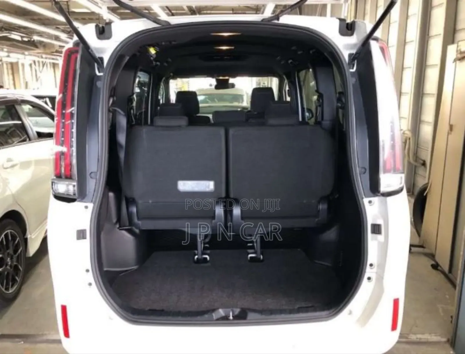 Toyota Esquire 2.0 FWD (8 seater) 2019 Pearl