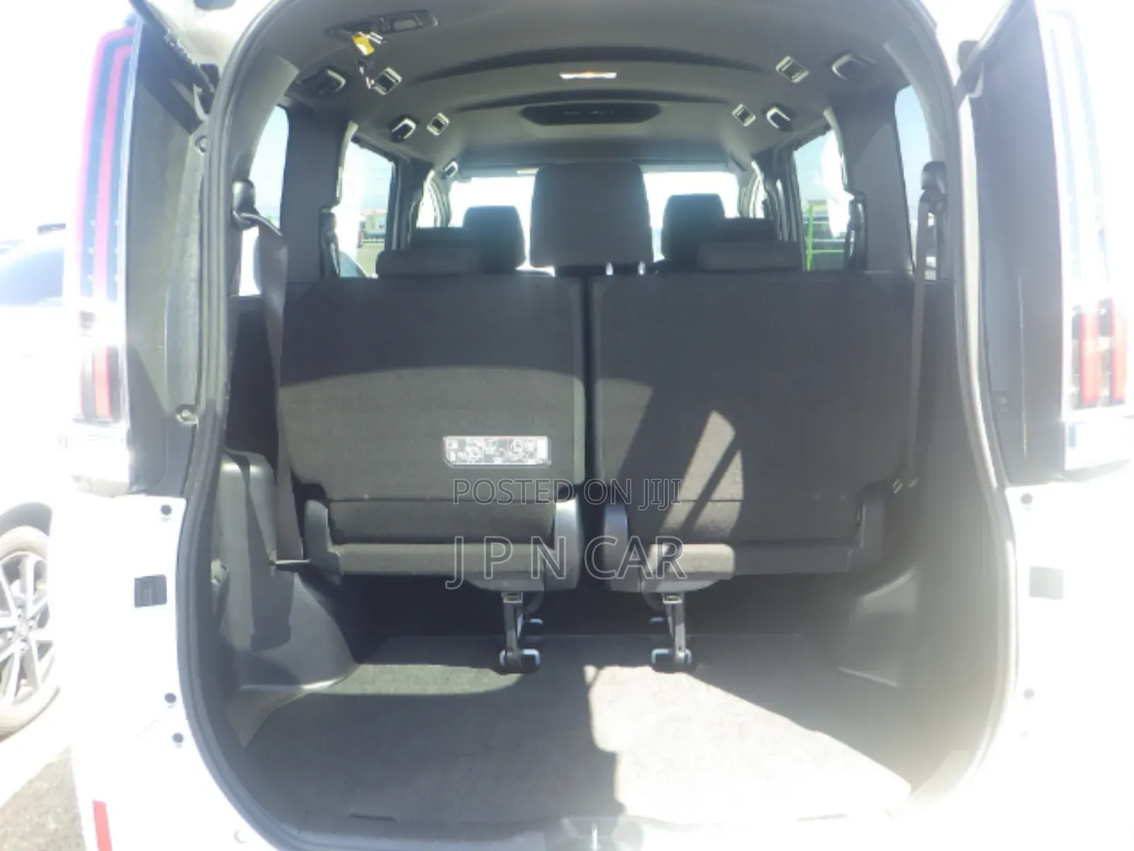 Toyota Esquire 2.0 FWD (8 seater) 2019 Pearl