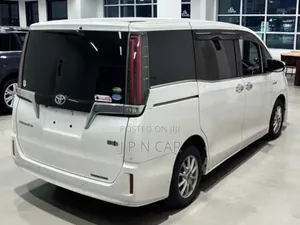 Toyota Esquire 1.8 FWD Hybrid (7 seater) 2020 Pearl