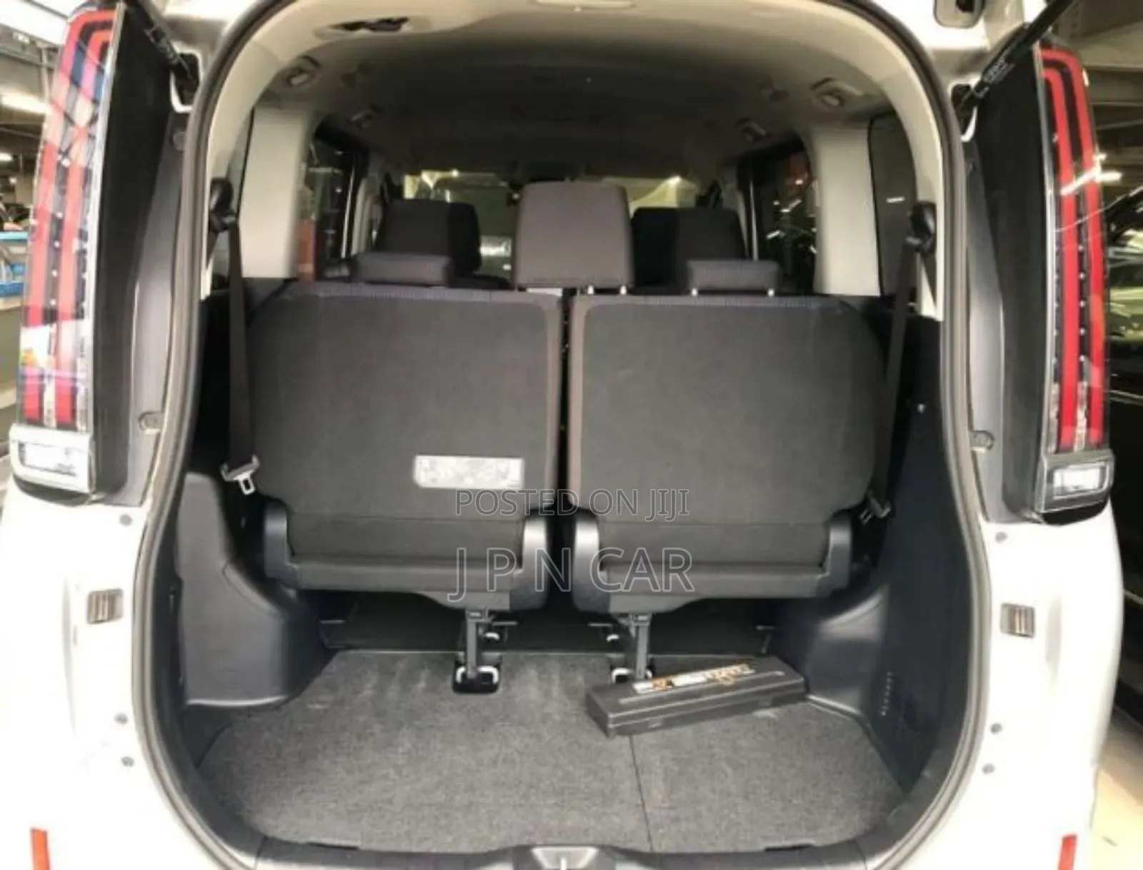 Toyota Noah 1.8 FWD Hybrid (7 seater) 2021 Silver