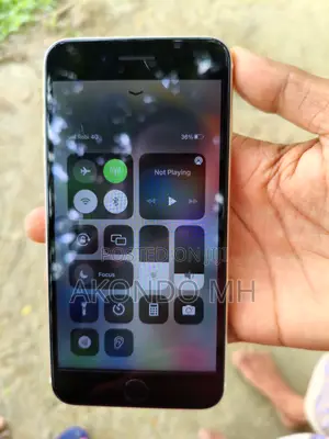 Photo - Apple iPhone 7 32 GB Silver