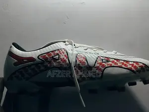 বিক্রির জন্য একদম নতুন ফুটবল বুট!?