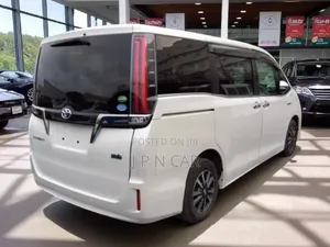 Toyota Esquire 1.8 FWD Hybrid (7 seater) 2019 Pearl