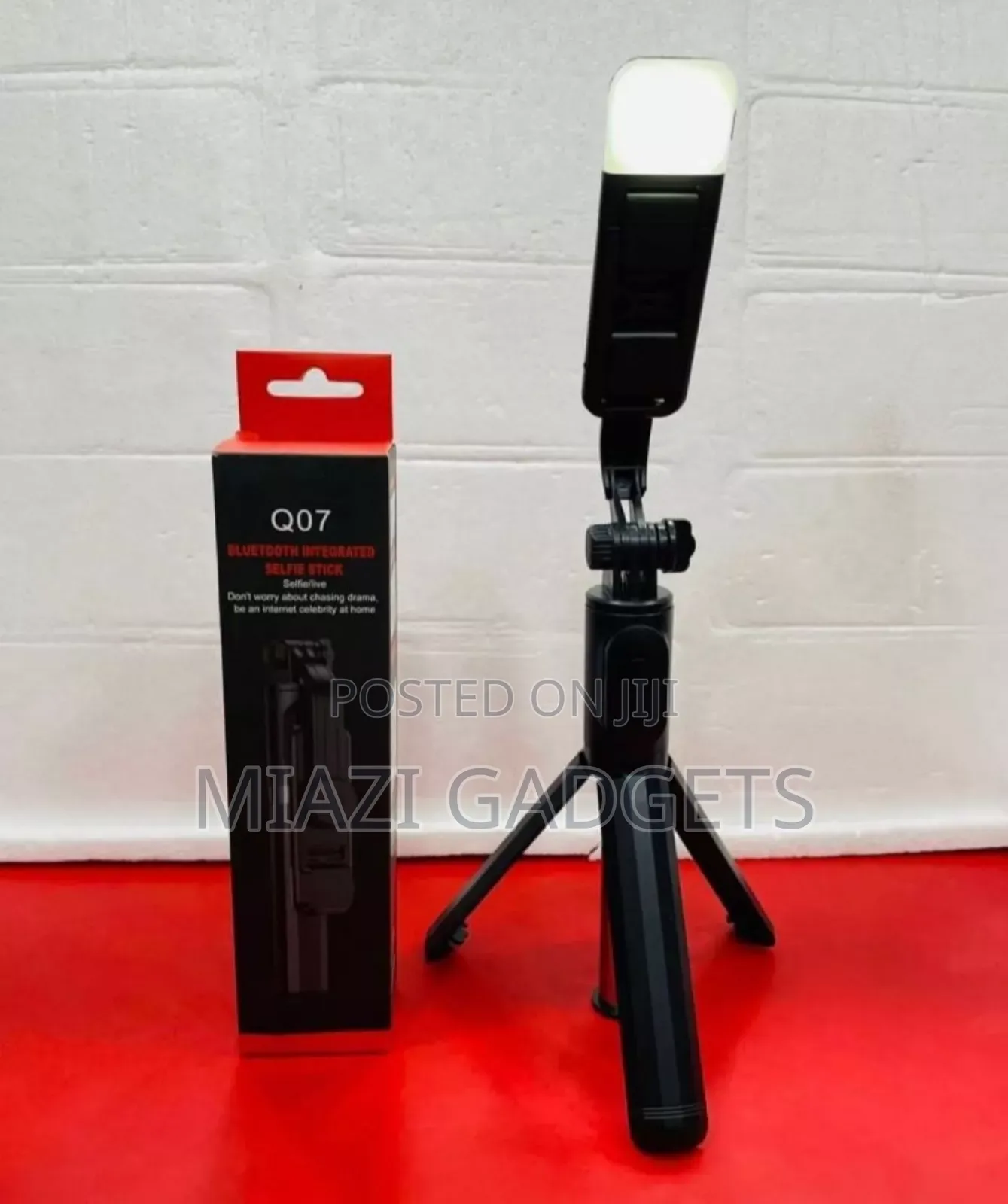 Q07 Bluetooth Selfie Stick With Light And Remote Control