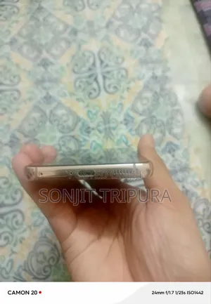 Photo - Samsung Galaxy S22 5G 256 GB Gold