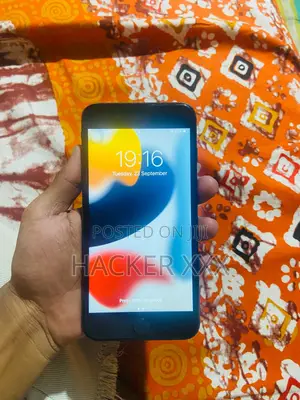 Photo - Apple iPhone 7 Plus 128 GB Black