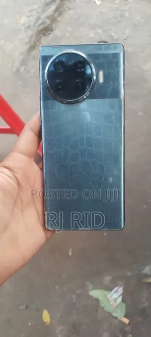 Photo - Tecno Spark 20 Pro Plus 256 GB Black