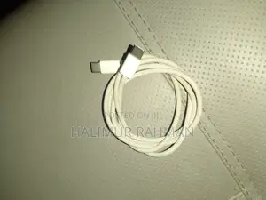 Photo - Iphon 16 Pro Max Cable