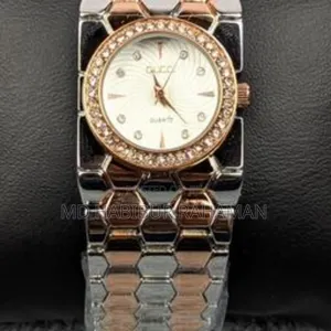 Photo - Elegant Golden Ladies Quartz Watch With Crystal Bezel