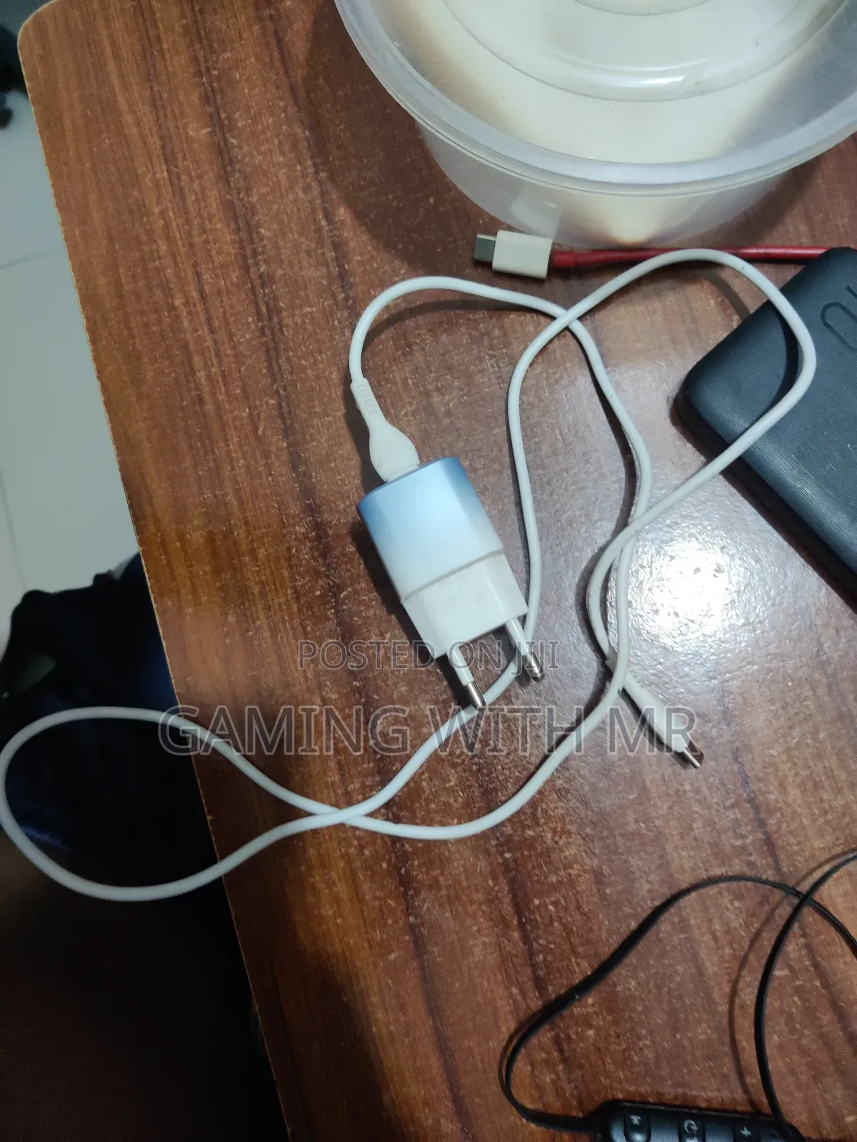 Hoco 25 Volt Travel Adapter