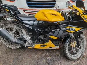 Suzuki GSR 2022 Yellow