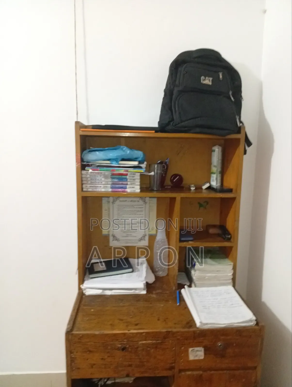 “একদম নতুন অবস্থার টেবিল বিক্রি হবে ”