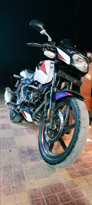 Photo - Bajaj Pulsar 150 2021 White