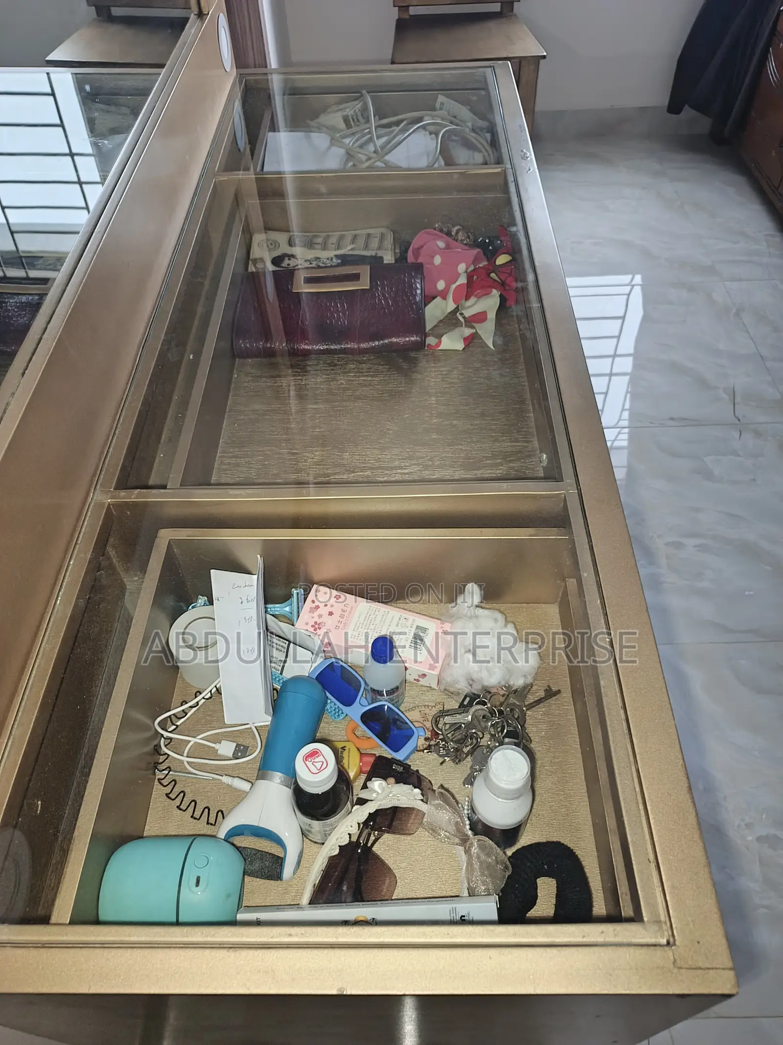 Luxurious Fresh Looking Vanity Dreesing Table, Golden Color, Lights Ok