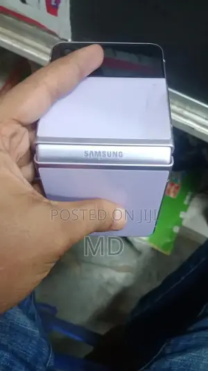 Photo - Samsung Galaxy Z Flip 3 256 GB Pink