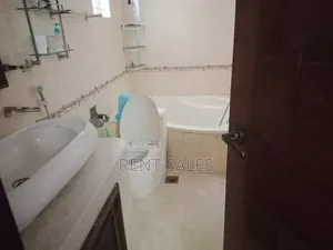 4bdrm Apartment in Gulshan for Sale