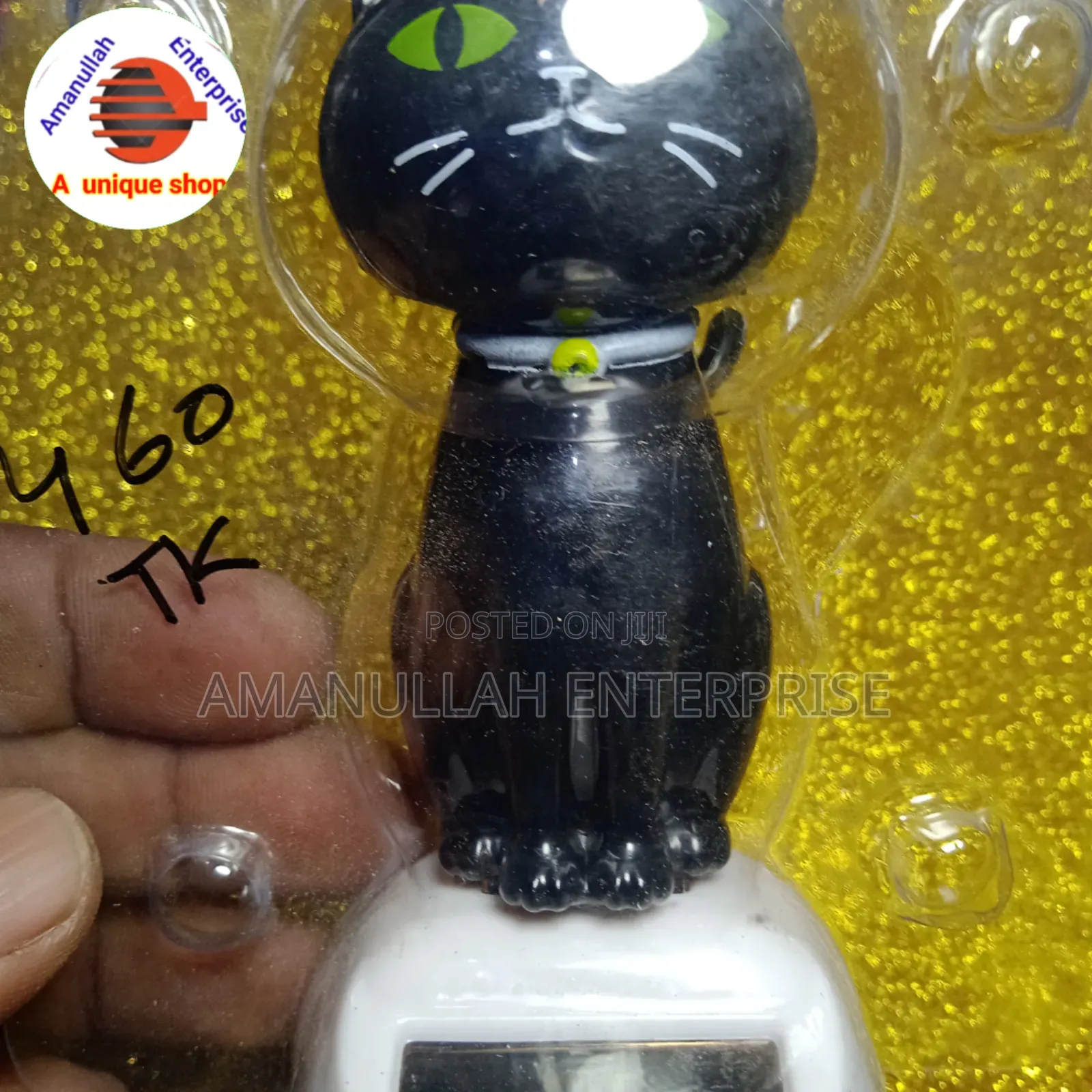 Solar-Powered Dancing Cat Bobblehead Toy.