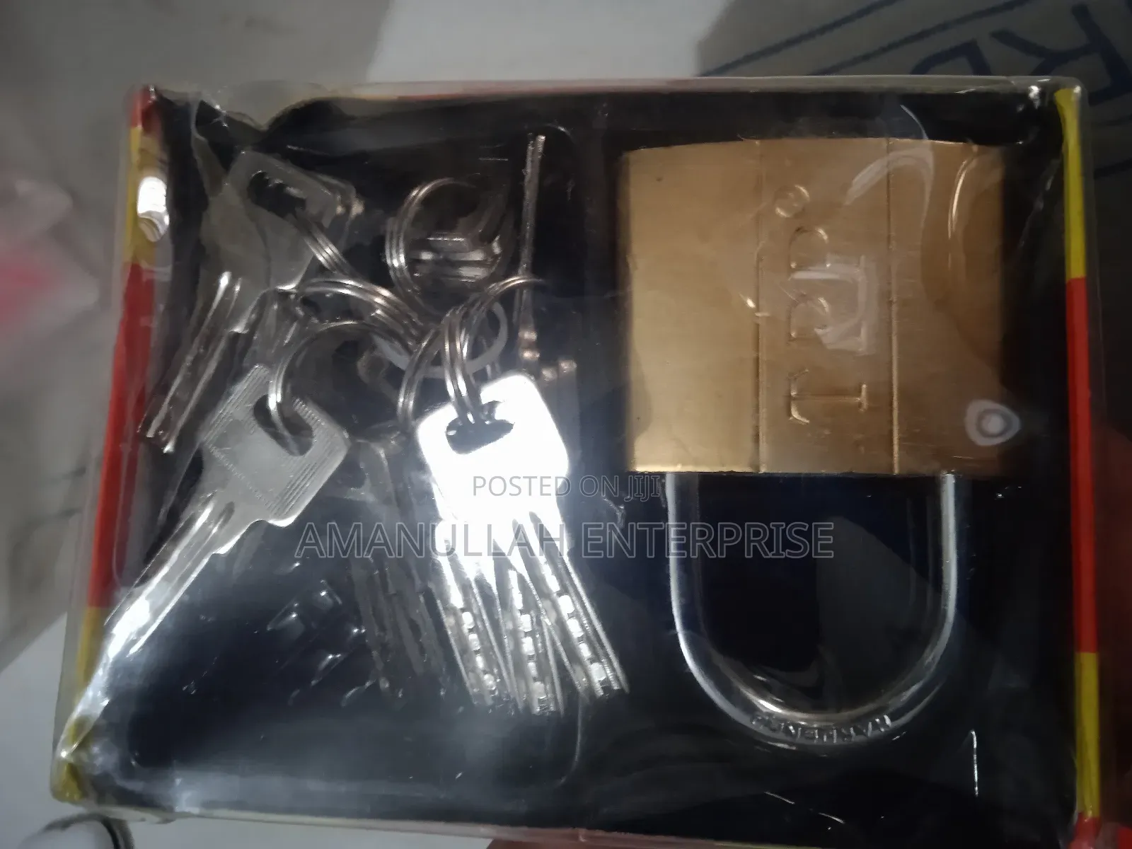 Top Security Padlock With a Large Set of Keys.