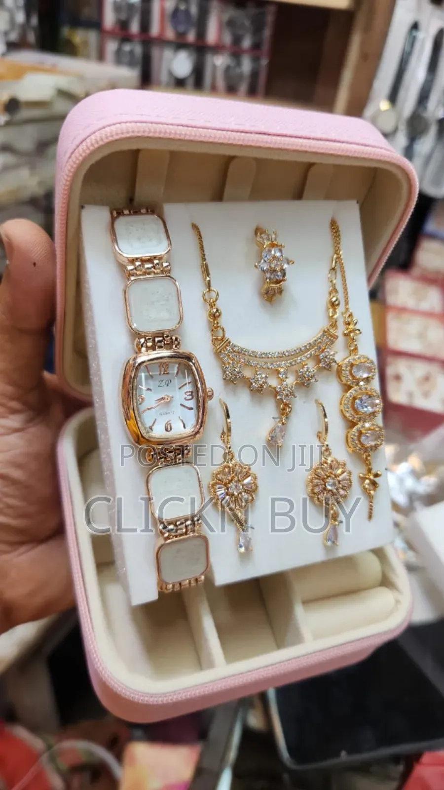  নজরকাড়া ৬-ইন-১ জুয়েলারি ও ওয়াচ সেট 