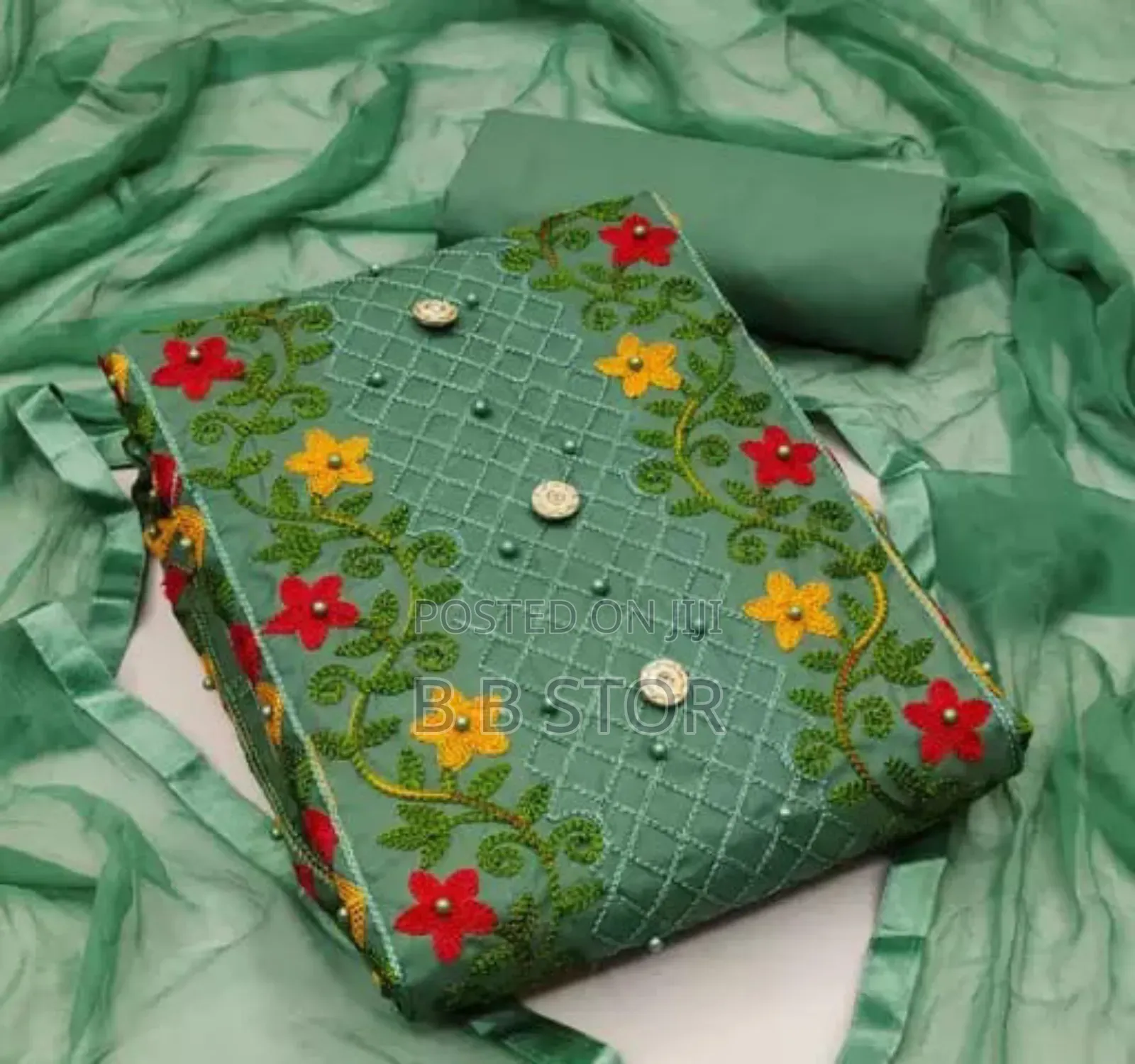 কাশ্মীরী আড়ি এম্ব্রডারী থ্রি-পিচ।