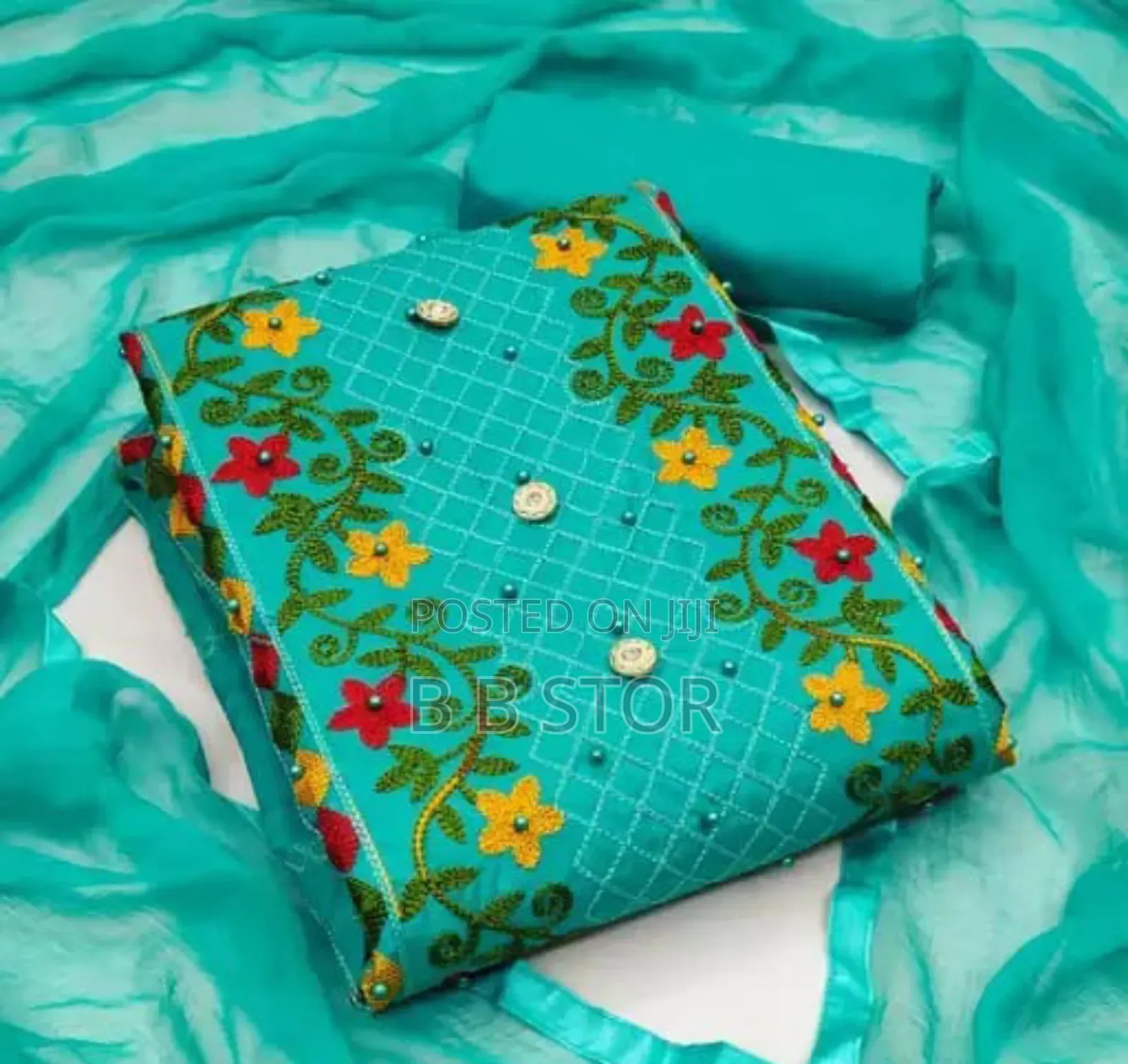 কাশ্মীরী আড়ি এম্ব্রডারী থ্রি-পিচ।