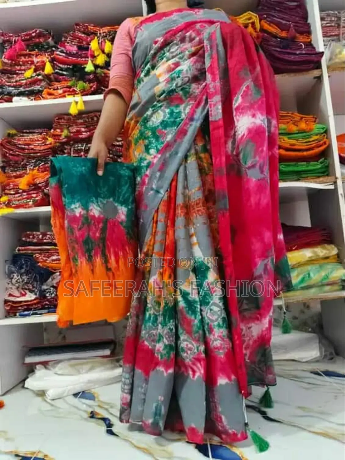 বাটিক প্রিন্ট এর শাড়ি
মায়া