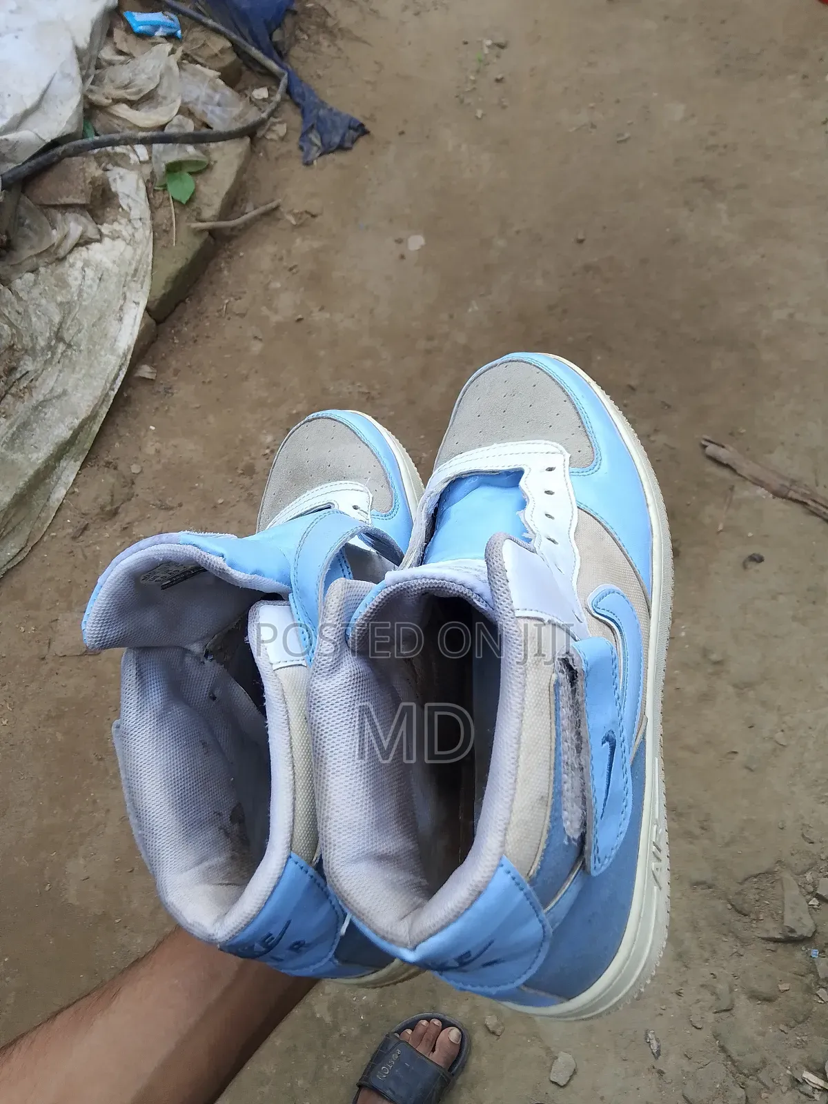 ব্যবহৃত নীল ও সাদা হাই-টপ স্নিকার্স –সাইজ ৪৩,ইনসোল নেই,ভালো অবস্থায়