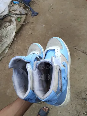 Photo - ব্যবহৃত নীল ও সাদা হাই-টপ স্নিকার্স –সাইজ ৪৩,ইনসোল নেই,ভালো অবস্থায়