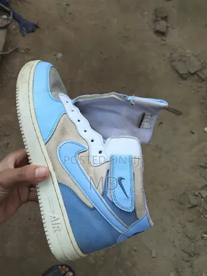 ব্যবহৃত নীল ও সাদা হাই-টপ স্নিকার্স –সাইজ ৪৩,ইনসোল নেই,ভালো অবস্থায়