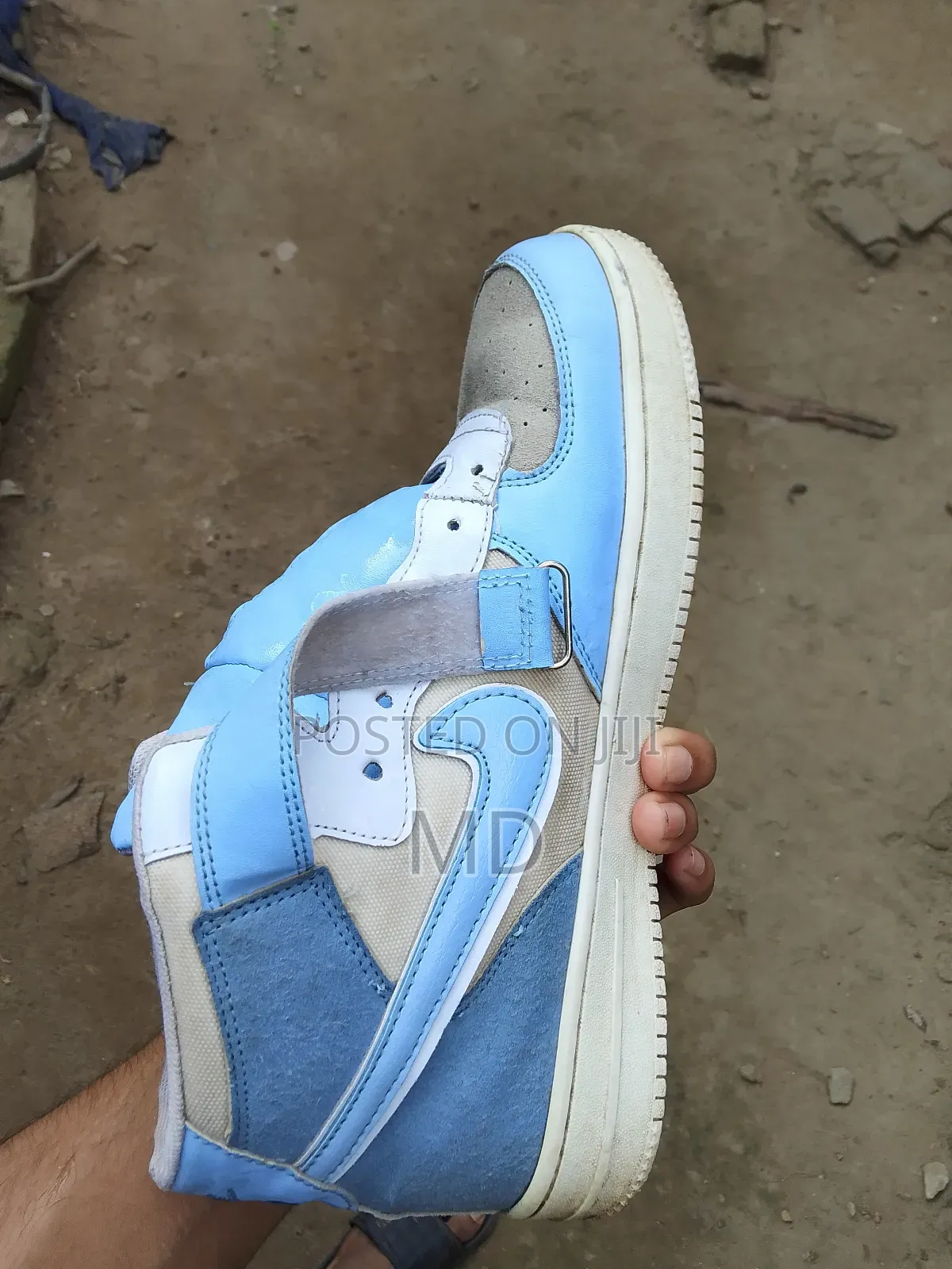 ব্যবহৃত নীল ও সাদা হাই-টপ স্নিকার্স –সাইজ ৪৩,ইনসোল নেই,ভালো অবস্থায়