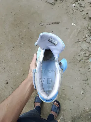 ব্যবহৃত নীল ও সাদা হাই-টপ স্নিকার্স –সাইজ ৪৩,ইনসোল নেই,ভালো অবস্থায়