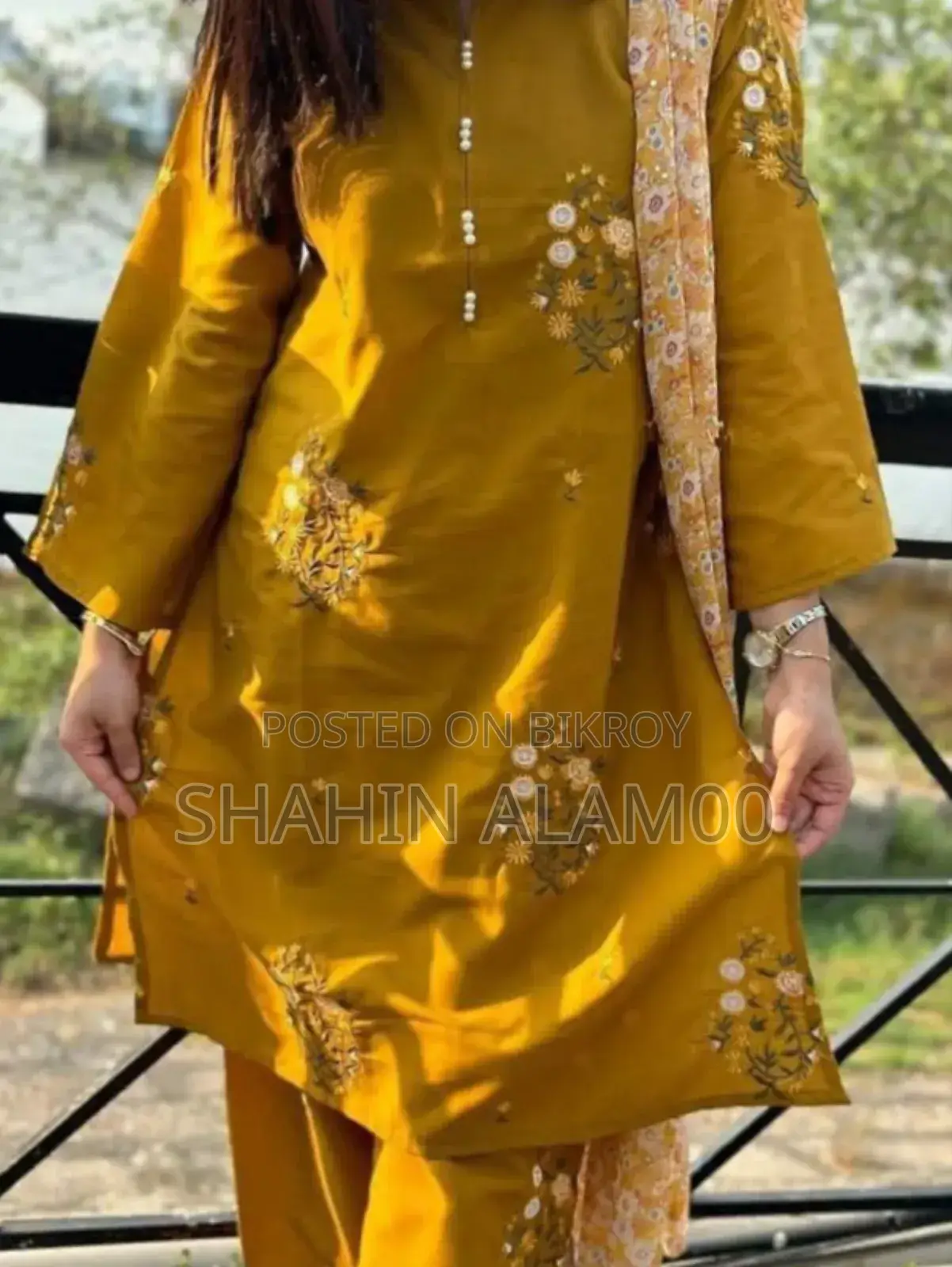 এম্বডারি কাজ করা থ্রী-পিস