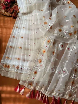 হাফ সিল্ক স্কিন প্রিন্ট এর শাড়ি 
ব্লাউজ পিচ সহ