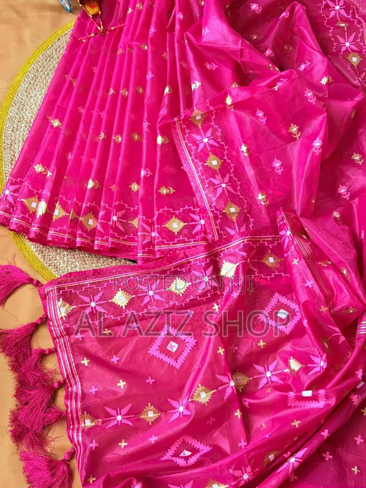 হাফ সিল্ক স্কিন প্রিন্ট এর শাড়ি 
ব্লাউজ পিচ সহ