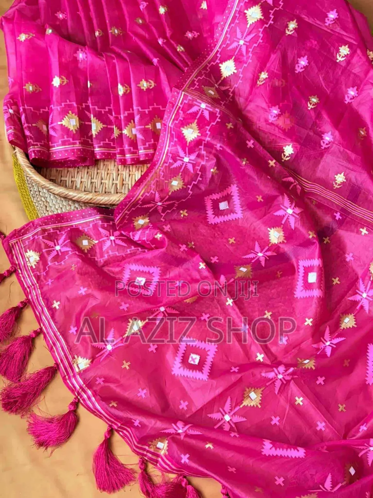 হাফ সিল্ক স্কিন প্রিন্ট এর শাড়ি 
ব্লাউজ পিচ সহ