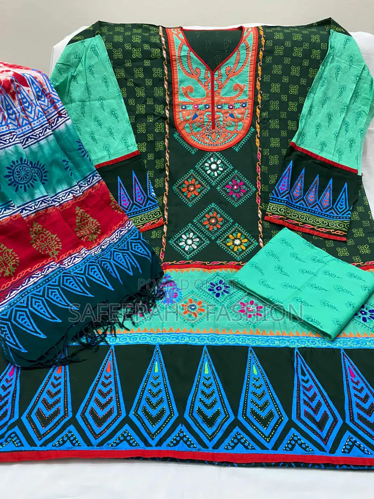 টাই ডাই কাজ করা থ্রি পিস কাজ করা থ্রি পিসr